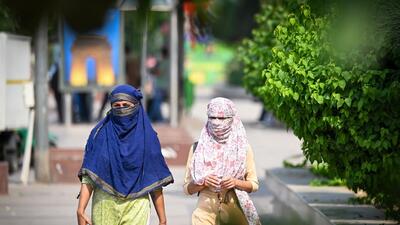 Pedestrians shield themselves from the sun on Friday afternoon. A thunderstorm hit the city later in the evening. (Sanchit Khanna/HT Photo) Pedestrians shield themselves from the sun on Friday afternoon. A thunderstorm hit the city later in the evening. (Sanchit Khanna/HT Photo)