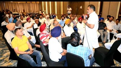 Shiromani Akali Dal candidate from Patiala constituency NK Sharma addressing a meeting of party workers in Dera Bassi on Friday. (HT Photo)