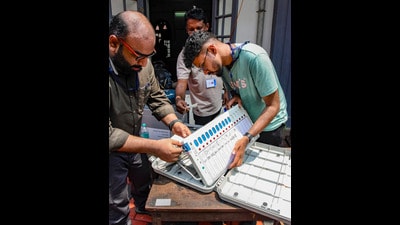 The Pune district administration has been working hard to increase voter turnout in 13 out of 21 assembly constituencies in the district, especially those that saw low voter turnout in the last Lok Sabha elections. (REPRESENTATIVE PIC)