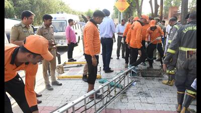 The action came in wake of the tragic incident in Sector 7 Jankipuram on Tuesday where an 8-year-old boy, Shahrukh Khan, died after falling into an open manhole. (HT Photo)