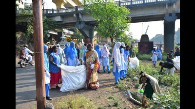 The campaign saw 250 registered participants helping with the river clean-up and contributing towards cleaning 370 kg of dry waste. (HT PHOTO)