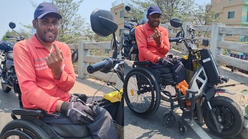 Pictures show Zomato delivery agent Hireeswamy posing with his inked finger after participating in the democratic process. (Special arrangement) Pictures show Zomato delivery agent Hireeswamy posing with his inked finger after participating in the democratic process. (Special arrangement)