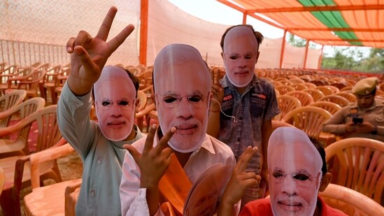 People gather to attend the campaign rally for Lok Sabha Elections in Greater Noida (Sunil Ghosh / Hindustan Times)