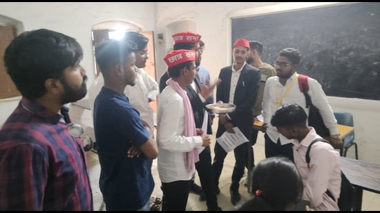 SP student leaders with begging bowl at JNPG College, in Lucknow, on Friday (HT Photo)