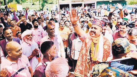 Vikramaditya Singh addressing the crowd during a campaign rally in Mandi, Himachal. (HT Photo)
