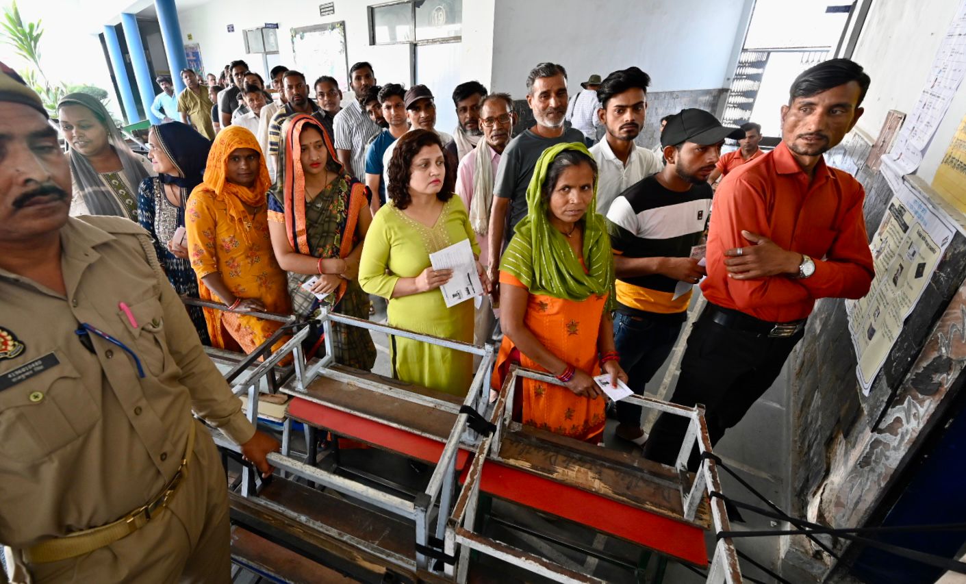 People queue up to vote in the 2nd phase of polling  (Raj k Raj/Hindustan Times)