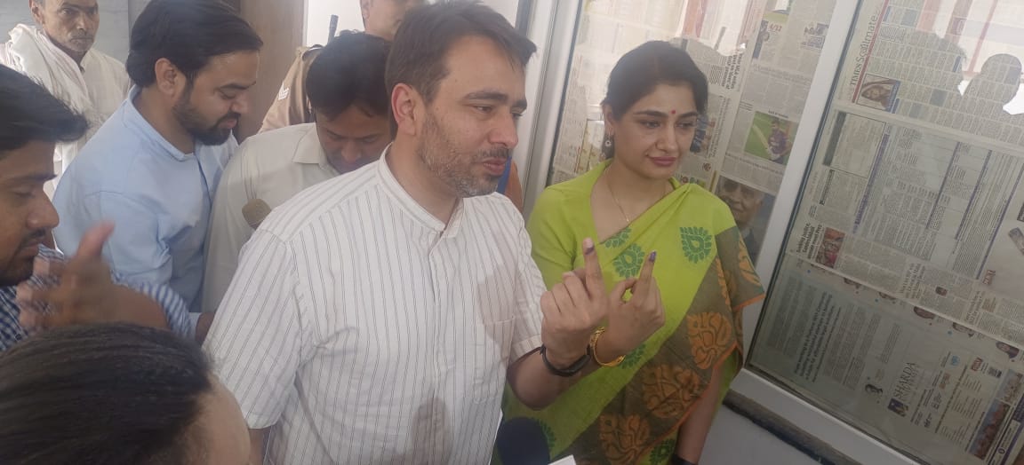  RLD leader Jayant Chaudhary casts his vote in Mathura 