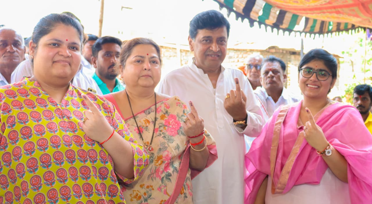 Lok Sabha Election 2024 Live: BJP Rajya Sabha MP and former chief minister Ashok Chavan casts his vote in Nanded