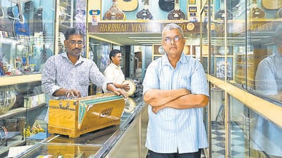Haribhau’s close friendship with fellow musician, harmonium maestro, theatreperson and music composer Govindrao Tembe and harmonium and organ exponent Govindrao Patwardhan among others went a long way – he became their go-to person to set right technical issues with instruments (Raju Shinde/HT Photo) Haribhau’s close friendship with fellow musician, harmonium maestro, theatreperson and music composer Govindrao Tembe and harmonium and organ exponent Govindrao Patwardhan among others went a long way – he became their go-to person to set right technical issues with instruments (Raju Shinde/HT Photo)