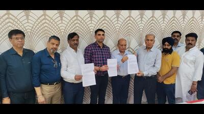 Representatives of various merchant’s association holding letters written to Chief Justice of High Court and Election Commission of India, in Ambala. (HT File) Representatives of various merchant’s association holding letters written to Chief Justice of High Court and Election Commission of India, in Ambala. (HT File)