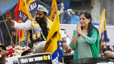 Sunita Kejriwal and East Delhi AAP candidate Kuldeep Kumar during the roadshow on Saturday. (Ajay Aggarwal/HT Photo) Sunita Kejriwal and East Delhi AAP candidate Kuldeep Kumar during the roadshow on Saturday. (Ajay Aggarwal/HT Photo)