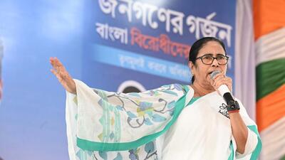 West Bengal chief minister Mamata Banerjee address a campaign rally ahead of the Lok Sabha election in West Medinipur on Friday. (HT Photo) West Bengal chief minister Mamata Banerjee address a campaign rally ahead of the Lok Sabha election in West Medinipur on Friday. (HT Photo)