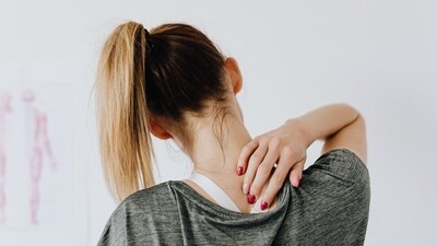 Postural slumping is a way for the nervous system to shut down to preserve energy. Hunched shoulders, rounded posture and struggling to stay straight are some of the symptoms. (Pexels) Postural slumping is a way for the nervous system to shut down to preserve energy. Hunched shoulders, rounded posture and struggling to stay straight are some of the symptoms. (Pexels)