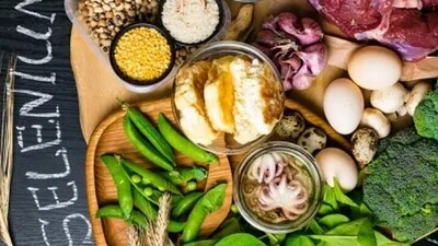 3. Selenium: This crucial nutrient improves thyroid functioning and boosts metabolism. You can get your dose of selenium from Brazil nut, hazelnut, and sunflower seeds. Some of the symptoms of selenium deficiency are impaired immune function, cardiovascular effects, reproductive and fertility problems, thyroid dysfunction, neurological symptoms, and musculoskeletal abnormalities.&nbsp; (Unsplash)