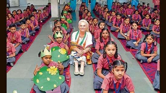 Terri McClure with children from Bihari Colony in Ludhiana on Saturday. (Manish/HT)