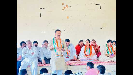 s the bank’s action took place when prominent NCP (SCP) leaders, including Abhijit Patil (Standing), were at Karmala as part of political canvassing for Mohite-Patil. (HT PHOTO)