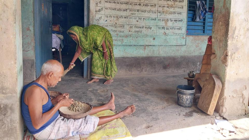 The women, girls and sometimes even the elderly men are the main work force in the bidi-rolling. (HT Photo) The women, girls and sometimes even the elderly men are the main work force in the bidi-rolling. (HT Photo)