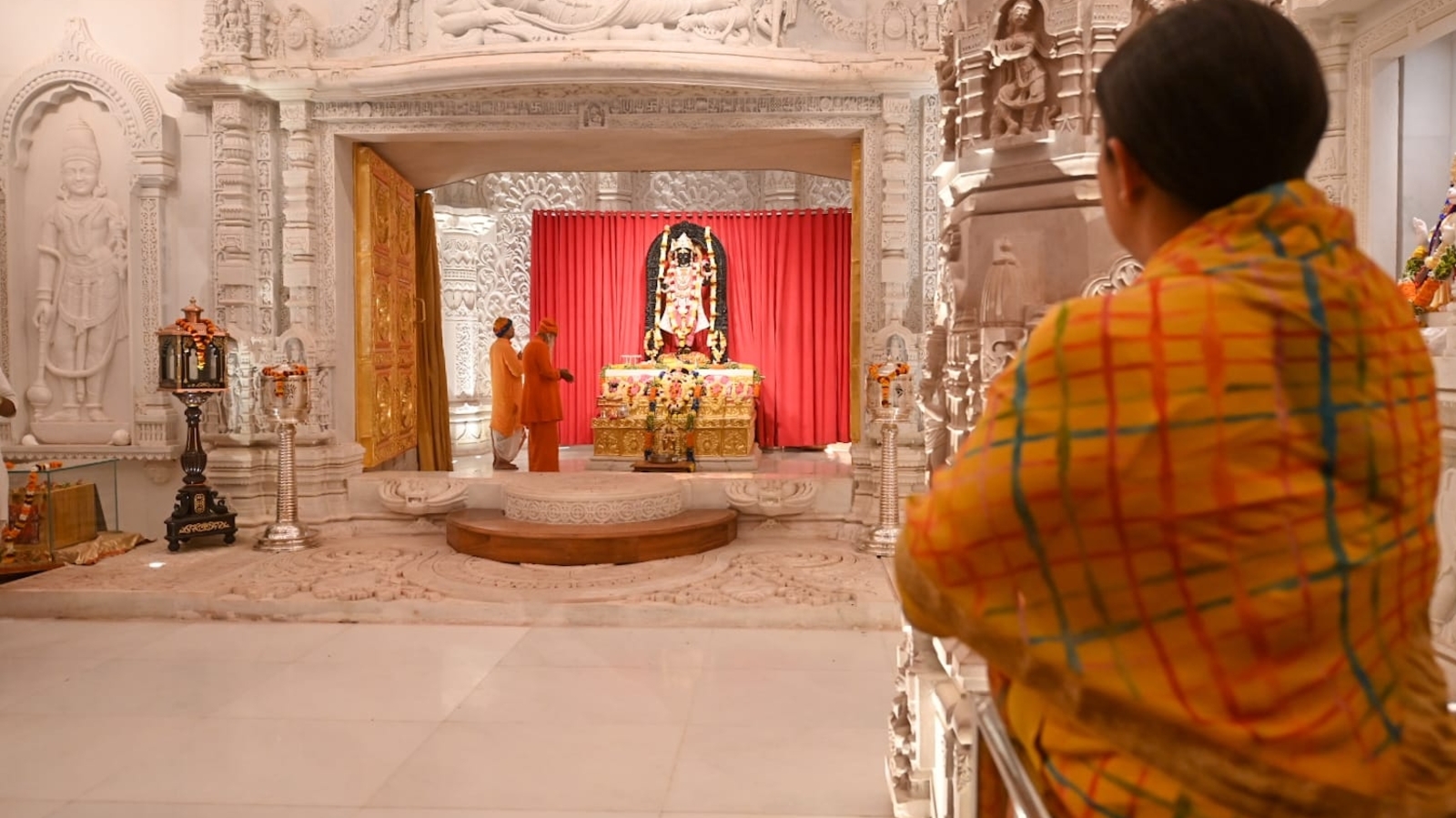 Union minister Smriti Irani offers prayers at Ram Temple in Ayodhya | Watch - Vimarsana News