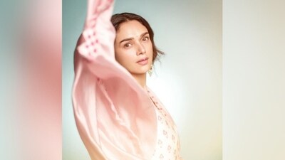 With the help of make-up artist Tanuja Dabir, Aditi got decked up in nude eyeshadow, mascara-covered lashes, darkened brows, contoured cheekbones, blushed cheeks, glowing highlighter, and a shade of nude lipstick. (Instagram/@aditiraohydari) With the help of make-up artist Tanuja Dabir, Aditi got decked up in nude eyeshadow, mascara-covered lashes, darkened brows, contoured cheekbones, blushed cheeks, glowing highlighter, and a shade of nude lipstick. (Instagram/@aditiraohydari)