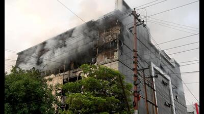 A team of firefighters found that the flames had spread to the fourth floor, and then it took 15 fire tenders to extinguish the blaze. (Sunil Ghosh/HT Photo) A team of firefighters found that the flames had spread to the fourth floor, and then it took 15 fire tenders to extinguish the blaze. (Sunil Ghosh/HT Photo)