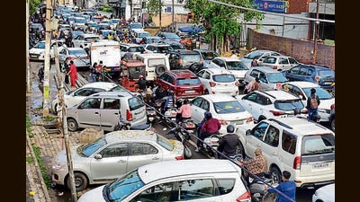 A traffic jam in Ludhiana’s Ghumar Mandi on Sunday. (HT Photo) A traffic jam in Ludhiana’s Ghumar Mandi on Sunday. (HT Photo)