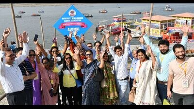 AU alumni at Sangam and enjoying a boat ride on Sunday. (HT Photo) AU alumni at Sangam and enjoying a boat ride on Sunday. (HT Photo)