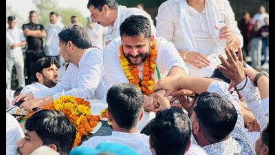 Congress’ Karnal candidate Divyanshu Budhiraja started his roadshow from Samalkha sub-division in Panipat and ended at Tau Devi Lal Chowk in Karnal on Sunday, covering four assembly segments on the seat. (HT Photo) Congress’ Karnal candidate Divyanshu Budhiraja started his roadshow from Samalkha sub-division in Panipat and ended at Tau Devi Lal Chowk in Karnal on Sunday, covering four assembly segments on the seat. (HT Photo)