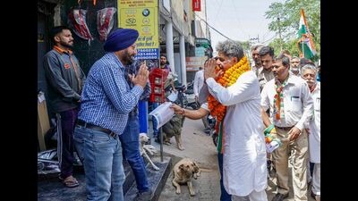 Congress Lok Sabha candidate Manish Tewari while meeting local businessmen during his election campaign in Sector 45, Chandigarh. (HT photo)