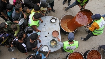 Volunteers deliver food to families, amid the ongoing conflict between Israel and the Palestinian Islamist group Hamas, in Jabalia, in the northern Gaza Strip April 22, 2024. REUTERS/Mahmoud Issa     TPX IMAGES OF THE DAY (REUTERS)