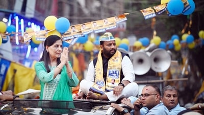 Chief Minister Arvind Kejriwal's wife, Sunita Kejriwal, held her first Lok Sabha election roadshow in support of the AAP's East Delhi candidate on Saturday evening. (HT Photo/Ajay Aggarwal) Chief Minister Arvind Kejriwal's wife, Sunita Kejriwal, held her first Lok Sabha election roadshow in support of the AAP's East Delhi candidate on Saturday evening. (HT Photo/Ajay Aggarwal)
