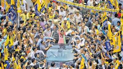 Sunita Kejriwal during the roadshow in West Delhi on Sunday. (Sanchit Khanna/HT Photo) Sunita Kejriwal during the roadshow in West Delhi on Sunday. (Sanchit Khanna/HT Photo)