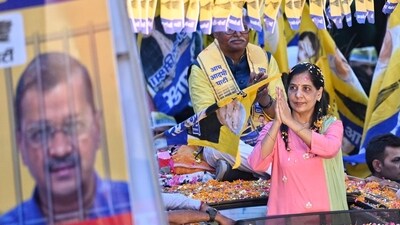 Sunita Kejriwal gestures during the roadshow in West Delhi. (HT photo/ Sanchit Khanna) Sunita Kejriwal gestures during the roadshow in West Delhi. (HT photo/ Sanchit Khanna)
