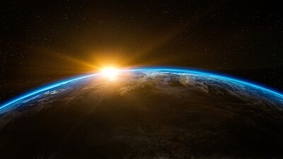 Tidal forces, combined with the roiling currents in Earth’s core and the redistribution of ice sheets at its surface, cause the planet’s rate of spin to vary ever so slightly from year to year. (Pixabay) Tidal forces, combined with the roiling currents in Earth’s core and the redistribution of ice sheets at its surface, cause the planet’s rate of spin to vary ever so slightly from year to year. (Pixabay)
