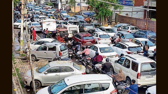 A traffic jam in Ludhiana’s Ghumar Mandi on Sunday. (HT Photo)