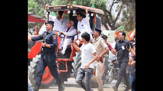 Former Haryana chief minister Manohar Lal Khattar said the BJP government has given more jobs to youths in Rohtak district as well as the Garhi-Sampla -Kiloi assembly seat (represented by Bhupinder Hooda) and the Congress leaders are misleading youths over jobs. (HT Photo)