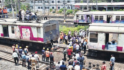 A Panvel-CSMT local was approaching platform 2 of CSMT when its second coach derailed while switching tracks. (Bhushan Koyande/HT Photo) A Panvel-CSMT local was approaching platform 2 of CSMT when its second coach derailed while switching tracks. (Bhushan Koyande/HT Photo)