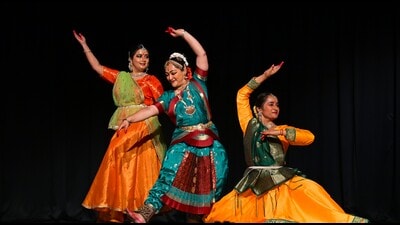 A concert underway at Kalamandapam Auditorium in Lucknow on Monday (Mushtaq Ali/HT)