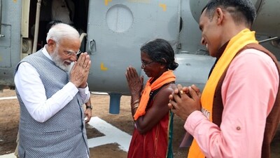 Prime Minister Narendra Modi being welcomed by Mohini Gowda, a fruit seller from Ankola ahead of his public rally for the Lok Sabha polls, at Sirsi in Uttara Kannada on Monday. (ANI Photo) (ANI) Prime Minister Narendra Modi being welcomed by Mohini Gowda, a fruit seller from Ankola ahead of his public rally for the Lok Sabha polls, at Sirsi in Uttara Kannada on Monday. (ANI Photo) (ANI)