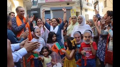 BJP Chandigarh candidate Sanjay Tandon engaging with voters during his campaign in Maloya on Monday. (Keshav Singh/HT) BJP Chandigarh candidate Sanjay Tandon engaging with voters during his campaign in Maloya on Monday. (Keshav Singh/HT)
