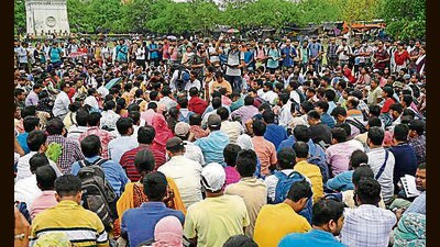 Expelled teachers and non-teaching staff during a protest against high court’s verdict in Kolkata, on April 23. (HT Photo) Expelled teachers and non-teaching staff during a protest against high court’s verdict in Kolkata, on April 23. (HT Photo)