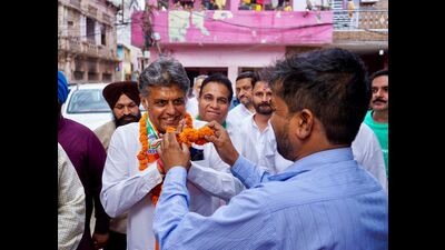Manimajra residents welcoming Chandigarh Congress candidate Manish Tewari during his campaign on Monday. (HT Photo)