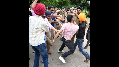 Police personnel detaining student protesters outside the vice-chancellor’s office on the Panjab University campus on Monday. (Ravi Kumar/HT)