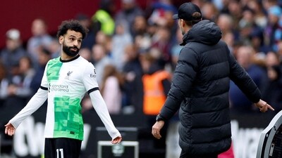 Mo Salah and Jurgen Klopp seen arguing during the last match played by Liverpool. (Action Images via Reuters)