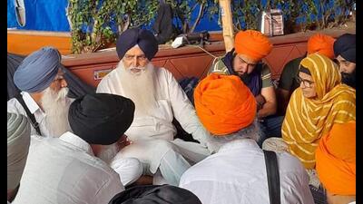 Shiromani Akali Dal candidate Virsa Singh Valtoha (centre, facing camera) interacting with the parents of radical Sikh leader Amritpal Singh at a protest site on Heritage Street near Golden Temple in Amritsar on Monday. (HT Photo) Shiromani Akali Dal candidate Virsa Singh Valtoha (centre, facing camera) interacting with the parents of radical Sikh leader Amritpal Singh at a protest site on Heritage Street near Golden Temple in Amritsar on Monday. (HT Photo)