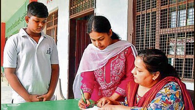 Students filling the form for admission in Government Senior Secondary School, Sunet, on Monday. (Manish/HT) Students filling the form for admission in Government Senior Secondary School, Sunet, on Monday. (Manish/HT)