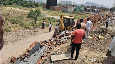 The drive will continue against all illegal buildings because the land mafia are selling the plots or shops in the illegal buildings being built in the notified area, said an officer of special duty who led the drive. (HT Photo) The drive will continue against all illegal buildings because the land mafia are selling the plots or shops in the illegal buildings being built in the notified area, said an officer of special duty who led the drive. (HT Photo)