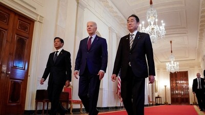 U.S. President Joe Biden escorts Philippines President Ferdinand Marcos Jr. and Japan Prime Minister Fumio Kishida to their trilateral summit at the White House in Washington, U.S., April 11, 2024.  REUTERS/Kevin Lamarque (REUTERS)