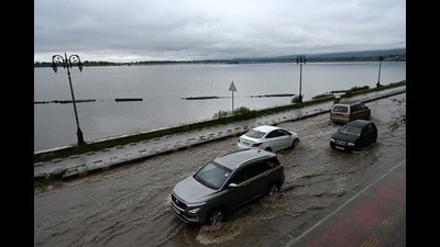 Vehicles drive through the waterlogged Boulevard road on the banks of Dal Lake in Srinagar on Monday. (Waseem Andrabi /HT) Vehicles drive through the waterlogged Boulevard road on the banks of Dal Lake in Srinagar on Monday. (Waseem Andrabi /HT)