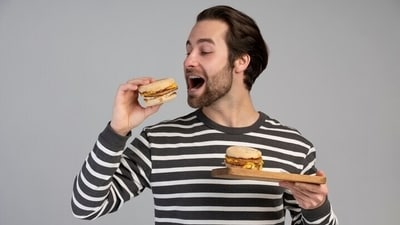 Eating quickly doesn't just rush your mealtime, it's considered a stressor by your body. This triggers a stress response that can negatively impact your digestive system. (Freepik) Eating quickly doesn't just rush your mealtime, it's considered a stressor by your body. This triggers a stress response that can negatively impact your digestive system. (Freepik)