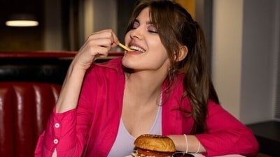 When we eat fast, our body goes into a 'fight or flight' mode, impairing our ability to digest food properly. This can lead to uncomfortable symptoms like bloating, gas, and acid reflux. (Freepik) When we eat fast, our body goes into a 'fight or flight' mode, impairing our ability to digest food properly. This can lead to uncomfortable symptoms like bloating, gas, and acid reflux. (Freepik)